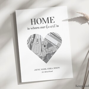 Pode incluir: Impress&atilde;o a preto e branco com um mapa em forma de cora&ccedil;&atilde;o e o texto "HOME is where our heart is". Nomes e um endere&ccedil;o est&atilde;o abaixo do cora&ccedil;&atilde;o. O papel &eacute; branco.