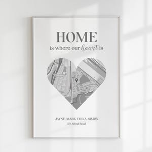 Pode incluir: Impress&atilde;o emoldurada com o texto "HOME is where our heart is". Um mapa em forma de cora&ccedil;&atilde;o est&aacute; centrado abaixo do texto. Os nomes Jayne, Mark, Erika e Simon s&atilde;o listados abaixo, juntamente com o endere&ccedil;o 30 Alfred Road.