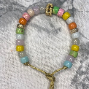 Pulseira inicial forte grânulo sinete carta pedra preciosa pônei pulseira mão gravata em cabos arco-íris jóias presentes de ouro
