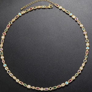 Collar de oro con piedras preciosas, circonita cúbica engastada, hecho a mano.