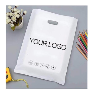 Logo personalizzato Borse per la spesa bianche Merce Borse in plastica lucida per la vendita al dettaglio per acquisti, bomboniere, compleanni, feste, borse con manico con logo