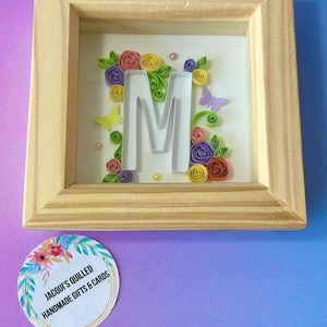 Arte Quilling - Arte de pared Quilling - Decoración de pared Quilling - Arte Quilling hecho a mano - Letras - Nombres - Iniciales- Regalo-Presente-Letra M