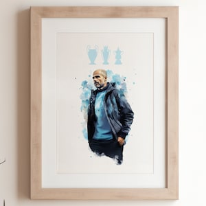 Könnte beinhalten: Eine Aquarell-Illustration eines Mannes in einer blauen und schwarzen Jacke, der vor drei blauen Trophäen steht. Der Hintergrund ist ein hellblauer Aquarell-Wasch.