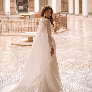 Dreamy Chiffon Wedding Cape + Crêpe Trompette Robe de mariée avec Long Train Floral Lace Ivory Robe de mariée Plus Taille disponible 2 en 1