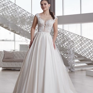 Nude/Ivory Wedding Dress with V deep necklace Tulle Ball Gown Lace Corset Wedding Dress