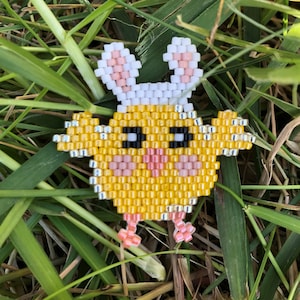 Pia brooch in Miyuki pearls - Chick
