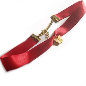 Collar de Yoimiya, gargantilla roja con dije de mariposa amarilla