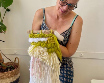 Kleine lentegroen geweven muurdecoratie, tapijtweven, kunst aan de muur, boho-huis, handgemaakt.