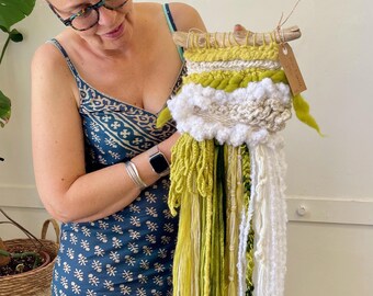 Kleine groen-witte handgemaakte geweven wanddecoratie, woondecoratie, geweven tapijt.