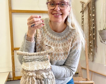 Neutraal gekleurde kleine geweven muurhanger, handgemaakt geweven, woondecoratie, muurkunst, met structuur.