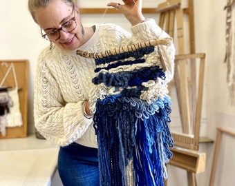 Geweven wandkleed, blauw en crème wandtapijt, boho-muurkunstdecor, oceaanweefsel.