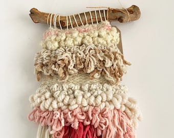 Klein geweven wandkleed, kunstweefsel, crème, roze weefsel, boho wanddecoratie.