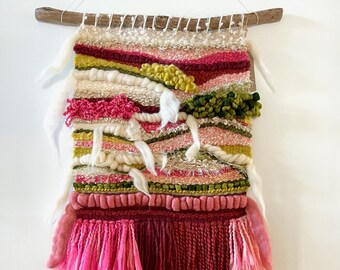 Handgeweven modern tapijt, geweven wandkleed, weven, boho wanddecoratie, getextureerde muurkunst.