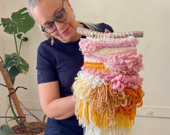 Roze, gele en witte kleine handgemaakte geweven muurhanger, geweven muurkunst, kinderkamerinrichting, perfect cadeau voor je huis.