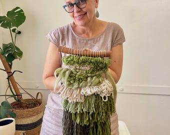 Klein groen gekleurd geweven wandkleed, boho handgeweven tapijt, kunstdecor aan de muur.