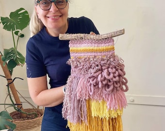 Zomergekleurde geweven muurdecoratie in roze, lila en geel, kinderkamermuurdecoratie, boho-geweven kunst aan de muur.