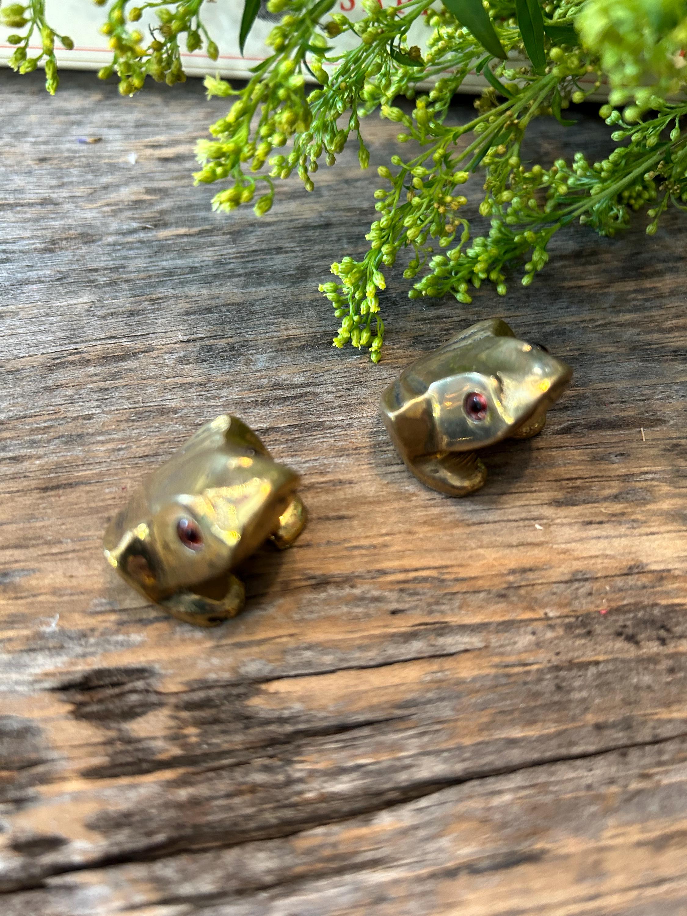 ヴィンテージの真鍮製カエルの置物（赤目） - 小さなコレクターズ