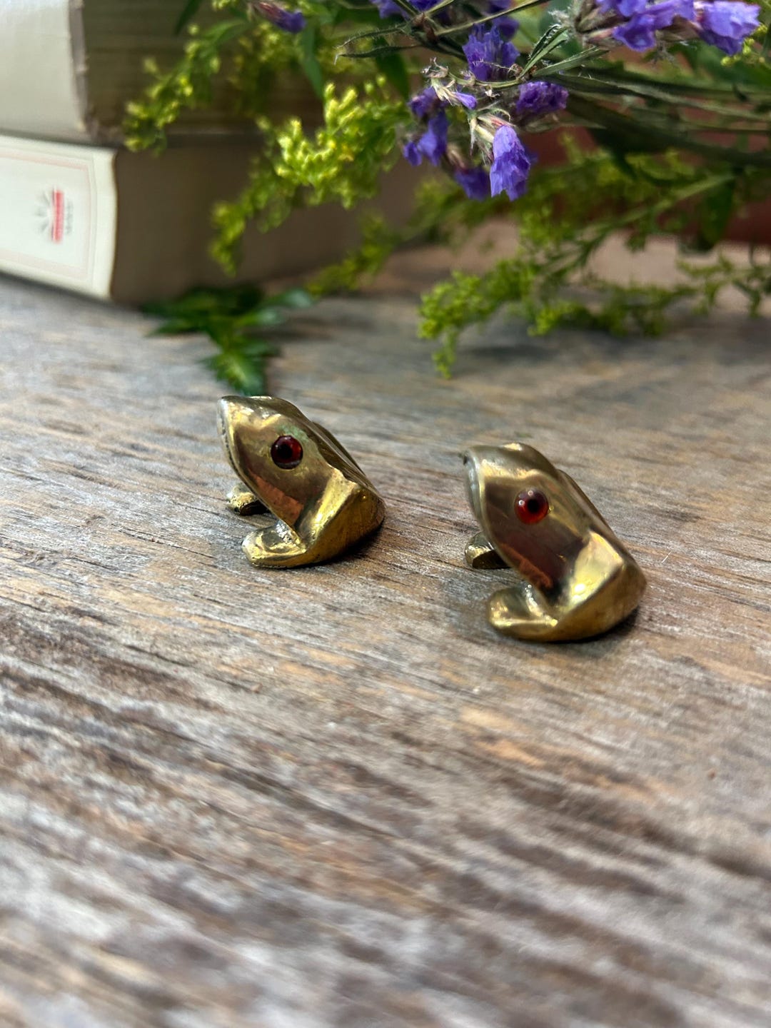 カエルの置物 赤い目  ヴィンテージの真鍮製カエルの置物（赤目） - 小さなコレクターズ