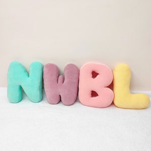 Almofada de letras de veludo multicolorido, almofada de monograma personalizada, almofada de letras do alfabeto personalizadas, decoração de berçário, almofada de letras multicoloridas