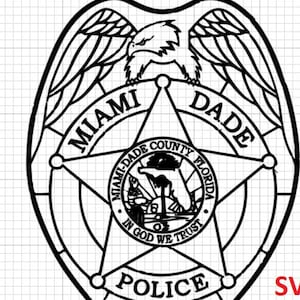 Puede incluir: Diseño de insignia de la policía de Miami-Dade en blanco y negro. La insignia presenta un águila en la parte superior, las palabras "MIAMI DADE" y "POLICE", y una estrella central con las palabras "MIAMI-DADE COUNTY FLORIDA" e "IN GOD WE TRUST".