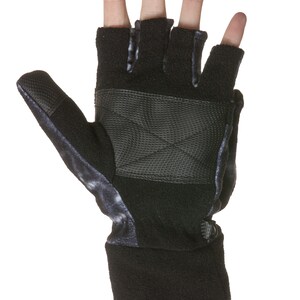 K&ouml;nnte beinhalten: Schwarze Fleece-Fingerlose Handschuhe mit einer strukturierten Handfl&auml;che und einer schwarzen Manschette. Die Handschuhe haben ein Tarnmuster auf der R&uuml;ckseite der Hand.