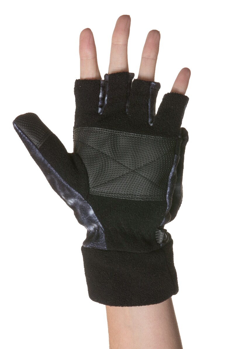 K&ouml;nnte beinhalten: Schwarze Fleece-Fingerlose Handschuhe mit einer strukturierten Handfl&auml;che und einer schwarzen Manschette. Die Handschuhe haben ein Tarnmuster auf der R&uuml;ckseite der Hand.