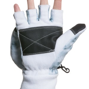 K&ouml;nnte beinhalten: Ein Paar hellblaue Fingerlose Handschuhe mit einem schwarzen Fleece-Panel auf der R&uuml;ckseite der Hand. Die Handschuhe haben einen wei&szlig;en Fleece-Bund und einen schwarzen Klettverschluss.