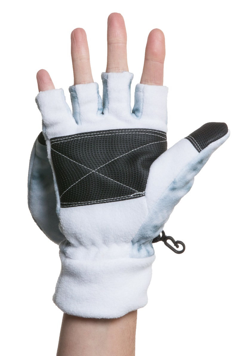 K&ouml;nnte beinhalten: Ein Paar hellblaue Fingerlose Handschuhe mit einem schwarzen Fleece-Panel auf der R&uuml;ckseite der Hand. Die Handschuhe haben einen wei&szlig;en Fleece-Bund und einen schwarzen Klettverschluss.
