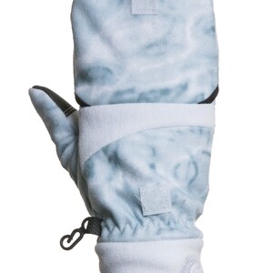 K&ouml;nnte beinhalten: Ein Paar blaue und wei&szlig;e Fleece-Handschuhe mit einem schwarzen Band und einem Klettverschluss.