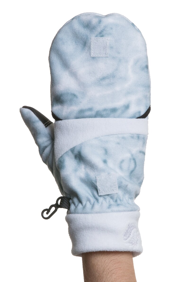 K&ouml;nnte beinhalten: Ein Paar blaue und wei&szlig;e Fleece-Handschuhe mit einem schwarzen Band und einem Klettverschluss.