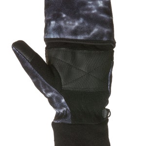 K&ouml;nnte beinhalten: Schwarz-wei&szlig;e Batik-Fleece-M&uuml;tze mit schwarzem Fleece-Bund und schwarzer Fingerspitze. Die M&uuml;tze hat ein schwarzes Mesh-Panel auf der R&uuml;ckseite der Hand.