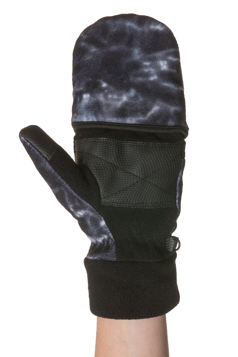 K&ouml;nnte beinhalten: Schwarz-wei&szlig;e Batik-Fleece-M&uuml;tze mit schwarzem Fleece-Bund und schwarzer Fingerspitze. Die M&uuml;tze hat ein schwarzes Mesh-Panel auf der R&uuml;ckseite der Hand.