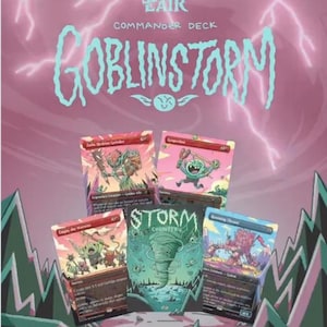 Könnte beinhalten: Ein Secret Lair Commander Deck mit dem Titel "Goblinstorm" mit fünf Magic: The Gathering-Karten. Die Karten zeigen farbenfrohe Illustrationen von Goblins und eine Sturm-Zählerkarte. Der Hintergrund ist rosa mit Blitzen.