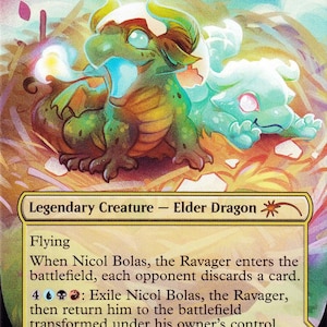 Op de afbeelding: Een Magic: The Gathering ruilkaart getiteld Nicol Bolas, the Ravager met een groene drakenjong die uit een ei komt en een kleinere gloeiende blauwe draak ernaast, met speltekst, manasymbolen en een 4/4 kracht en weerstand.
