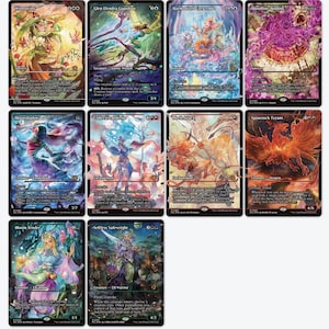 Puede incluir: Una colección de diez cartas coleccionables de Magic: The Gathering. Cada carta presenta arte de fantasía detallado con varios esquemas de color, incluyendo verdes, azules, morados y naranjas. Las cartas se muestran sobre un fondo blanco.