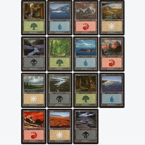 Könnte beinhalten: Eine Sammlung von sechzehn Magic: The Gathering Sammelkarten. Jede Karte zeigt eine einzigartige Landschafts- oder Kreaturenillustration mit Manasymbolen und Text. Die Karten haben eine Vintage-Ästhetik mit dunklem Rand und gealtertem Aussehen.