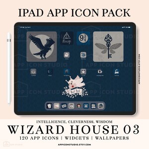 Puede incluir: Una pantalla de iPad azul que muestra un conjunto de 120 iconos de aplicaciones para la pantalla de inicio de un iPad. Los iconos están tematizados con un diseño de casa de mago. El texto "Wizard House 03" se muestra en la parte inferior de la pantalla.