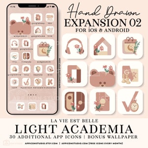 Puede incluir: Una ilustración digital de 30 iconos de aplicaciones con un tema de academia ligera. Los iconos están dibujados a mano y presentan una combinación de colores rosa claro y marrón con detalles florales. Los iconos están dispuestos en una cuadrícula sobre un fondo rosa. El texto "Hand Drawn Expansion 02 for iOS & Android" está en la parte superior de la imagen. El texto "La Vie Est Belle Light Academia 30 Additional App Icons | Bonus Wallpaper" está en la parte inferior de la imagen.