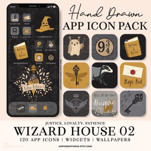 Puede incluir: Una pantalla de teléfono digital que muestra un conjunto de 120 iconos de aplicaciones dibujados a mano con el tema del Mundo Mágico. Los iconos presentan varios personajes, objetos y símbolos del universo de Harry Potter, incluyendo un escudo de casa de Hogwarts, una snitch dorada, una botella de poción y un billete de Hogwarts Express. El texto "Hand Drawn APP ICON PACK" y "WIZARD HOUSE 02" se muestra en la parte superior de la pantalla.