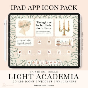 Puede incluir: Una ilustración digital de una pantalla de iPad que muestra un conjunto de 120 iconos de aplicaciones, widgets y fondos de pantalla para una estética light academia. Los iconos presentan una variedad de imágenes, incluyendo una mujer con una corona de flores, un candelabro, un libro y una cita de William Shakespeare. El fondo de la pantalla es de color beige claro con un borde de enredaderas verdes.