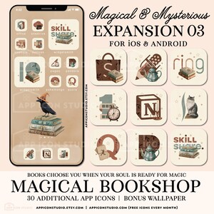 Op de afbeelding: Een digitale set app-iconen en achtergrond genaamd Magical & Mysterious Expansion 03 voor iOS en Android. Het ontwerp heeft een beige kleurenpalet met illustraties van boeken, een kraai met een heksenhoed, theepotten, katten en klokken.
