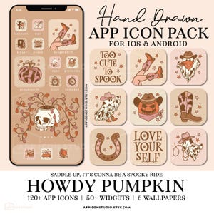 Op de afbeelding: Een handgetekend app-icoonpakket in een beige en bruin kleurenpalet. De iconen bevatten cowboylaarzen, geesten met hoeden, pompoenen en hoefijzers. Tekst: "Hand Drawn APP ICON PACK", "TOO CUTE TO SPOOK", "LOVE YOUR SELF" en "HOWDY PUMPKIN".