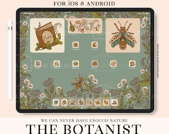 Op de afbeelding: Een digitaal tabletscherm met een app-icoonpakket genaamd THE BOTANIST, met 120 iconen, widgets en achtergronden met botanische illustraties van bloemen, insecten en boeken in gedempte groen- en bruintinten voor iOS en Android.