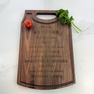 Planche à découper personnalisée, Planche à découper gravée, Cadeau pour la fête des Mères, Cadeau pour nouvelle grand-mère, Cadeau de famille, Cadeau pour 60e anniversaire, Cadeau d'un enfant, 550