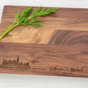 Choisissez les toits de la ville, planche à découper personnalisée, planche à découper gravée, cadeau de mariage, cadeau de pendaison de crémaillère, New York, Toronto, 117