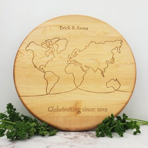 Planche à découper circulaire personnalisée, carte du monde, planche à levain, cadeau de la Saint-Valentin, cadeau pour les couples qui voyagent, cadeau d'anniversaire, 663