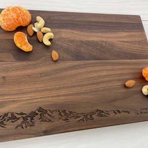 Planche à découper personnalisée, Planche à découper personnalisée, Cadeau sur le thème de la montagne, Cadeau chalet de ski, Cadeau ski famille, Randonneurs, Cadeau amateur d'aventures, 121