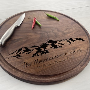 Personalized Circular Cutting Board, Engraved Round Cutting Board,  Mountain Themed Gift, Chalet Décor, Ski Family Gift, Chalet Gift, 087