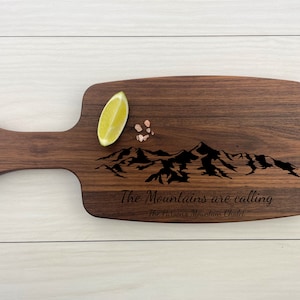 Personalized Paddle Board, Engraved Cutting Board with Handle, Mountain Themed Gift, Chalet Décor, Ski Family Gift, Chalet Gift, 087