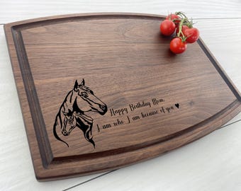 Planche à découper personnalisée, Planche à découper personnalisée, Cadeau sur le thème du cheval, Cadeau équestre, Cadeau ranch personnalisé, Un cheval et un faon, 199